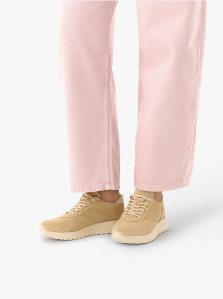 Beżowe sneakersy na grubszym spodzie