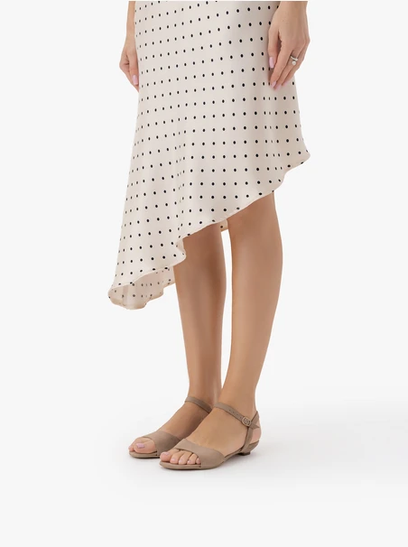 Beigefarbene Clutch-Sandalen