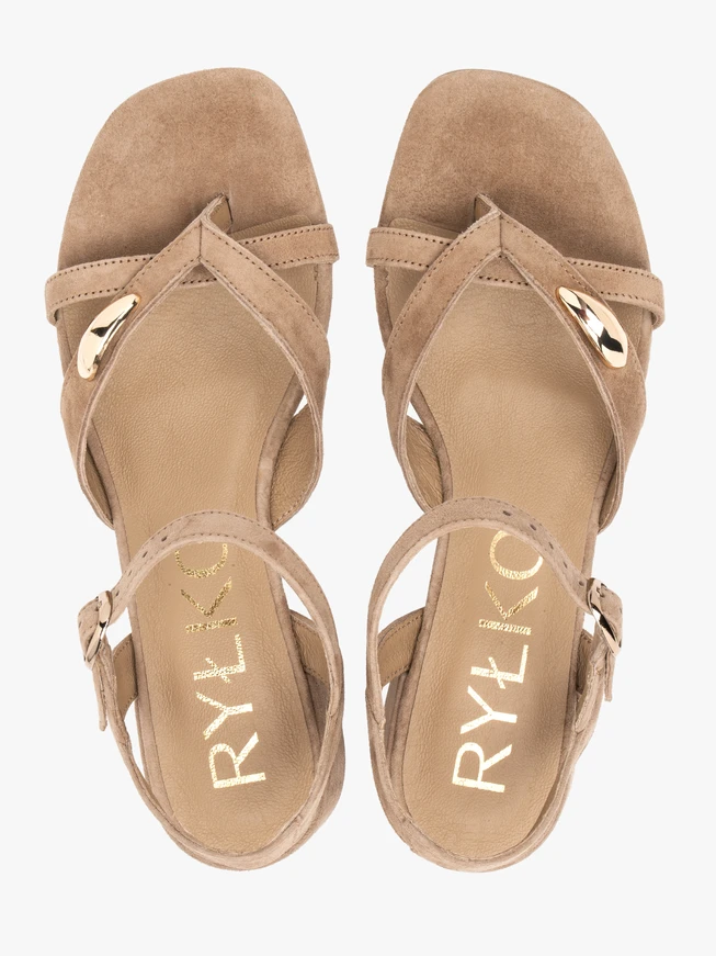 Hellbraune Flip Flops mit niedrigem Absatz und Verzierung