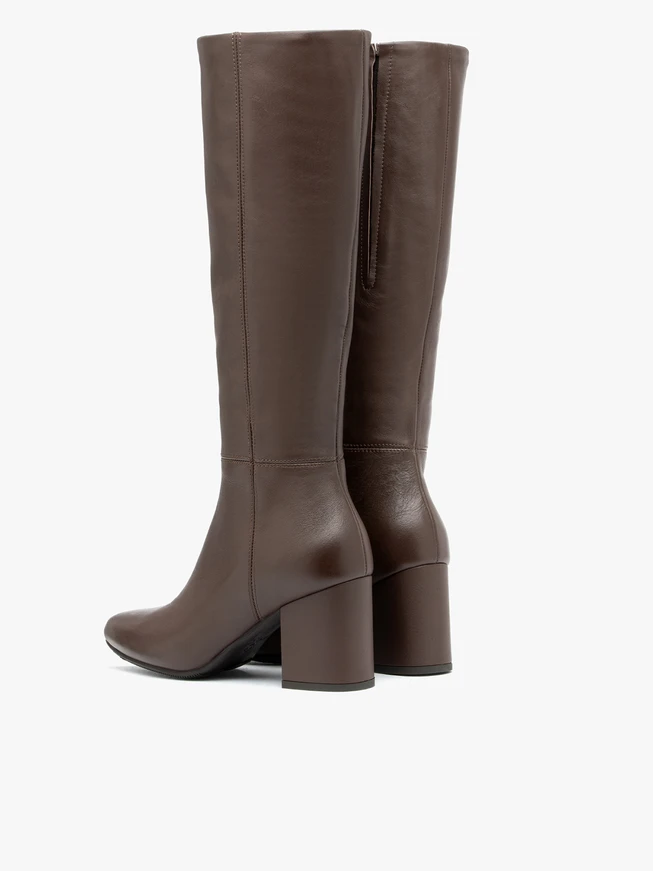 Braune Stiefel mit schmalem Schaft
