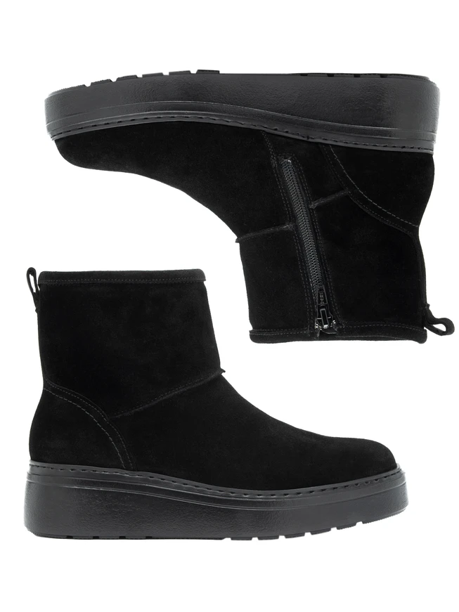 Schwarze Schneestiefel mit dickerem, mit Wolle isoliertem Boden