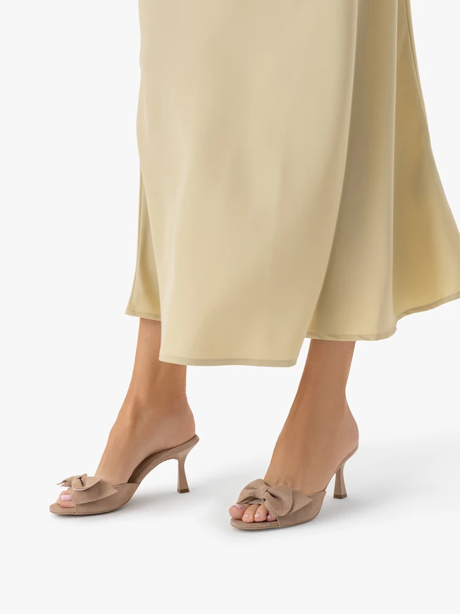 Beigefarbene Flip-Flops mit Absatz und Schleife