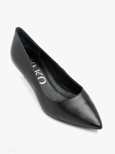 Niedrige Stiletto-Pumps aus schwarzem genarbtem Leder
