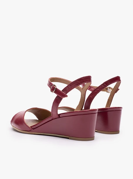 Kastanienbraune Plateausandalen