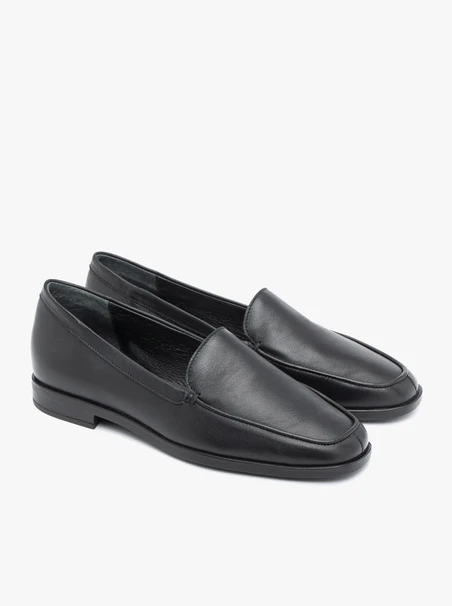 Schwarze klassische Mokassins aus genarbtem Leder