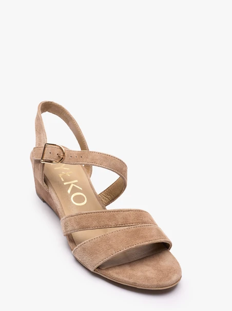Hellbraune Plateausandalen