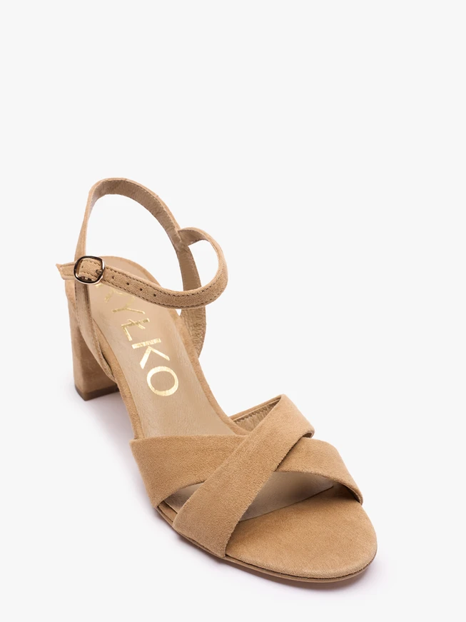 Beigefarbene hochhackige Sandalen