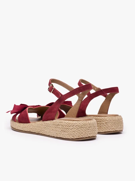 Kastanienbraune Schleifen-Sandalen