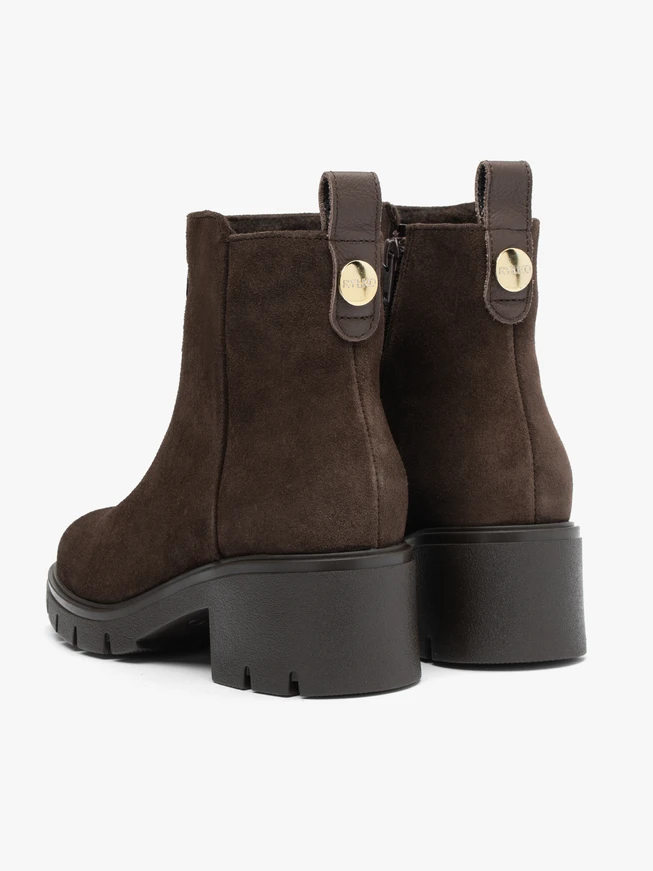 Dunkelbraune isolierte Lederstiefel