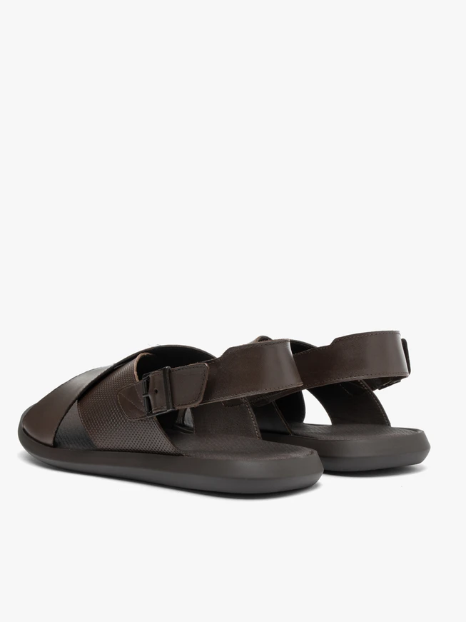Dunkelbraune Sandalen aus genarbtem Leder
