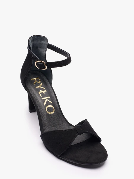 Schwarze hochhackige Sandalen