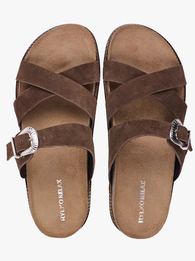 Dunkelbraune Flip-Flops mit dekorativen Schnallenverzierungen