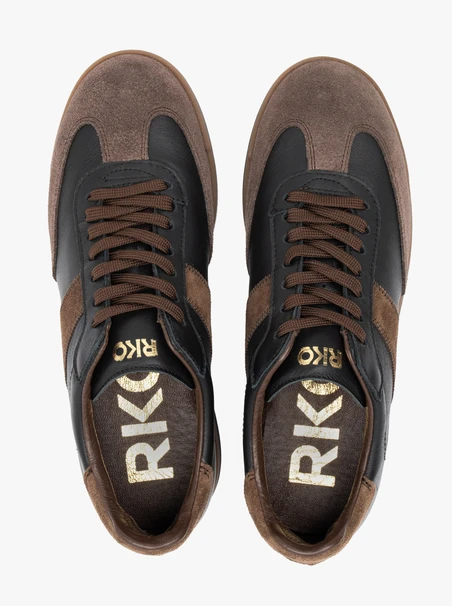 Schwarze und braune Sporthalbschuhe