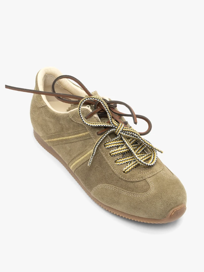 Olivefarbene Sportschuhe