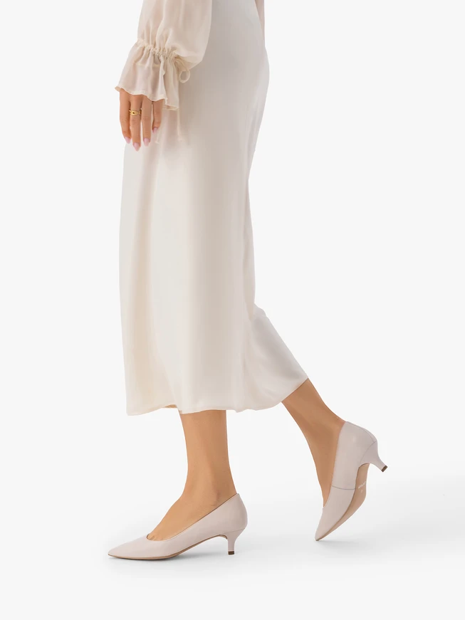 Cremefarbene Hochzeitspumps mit Kitten-Heels