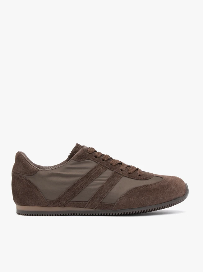 Braune Sporthalbschuhe