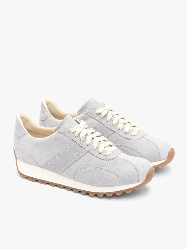 Sportschuhe aus grauem Veloursleder