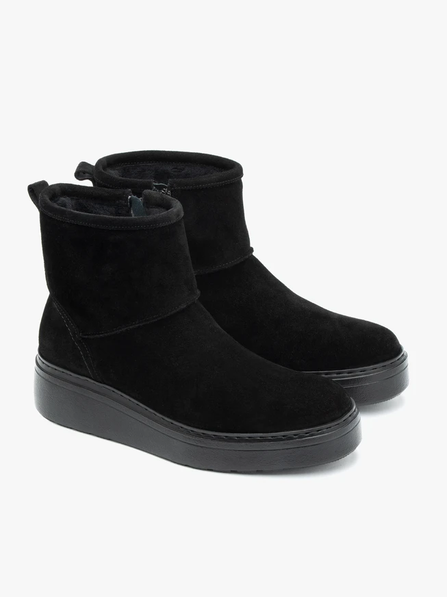 Schwarze Schneestiefel mit dickerem, mit Wolle isoliertem Boden