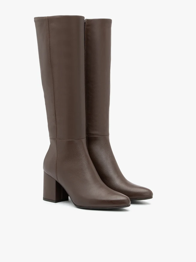 Braune Stiefel mit schmalem Schaft