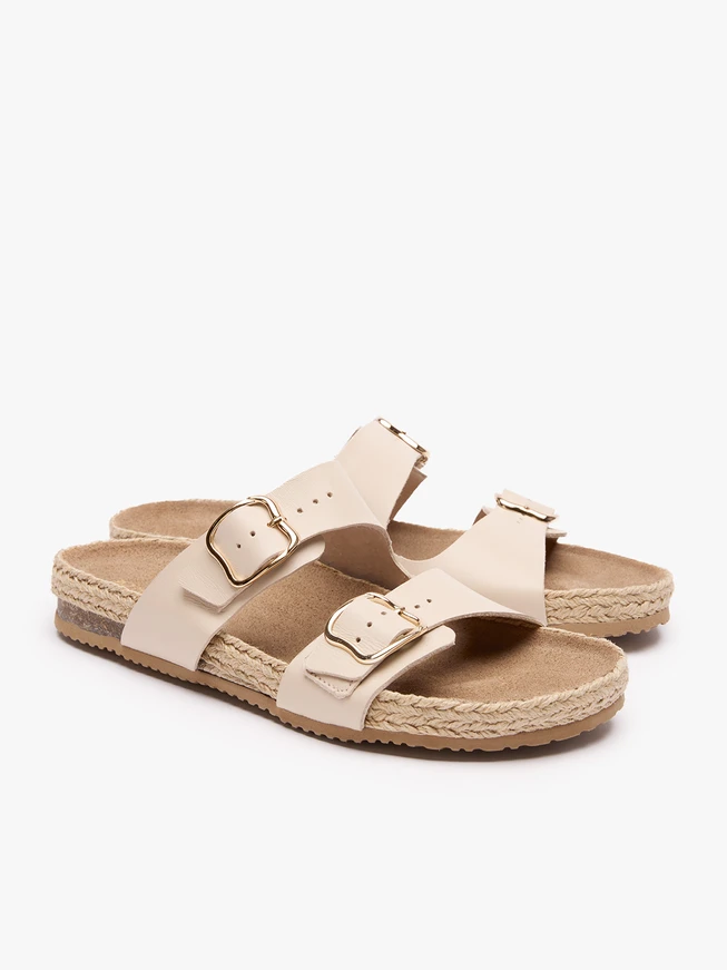 Beigefarbene Flip-Flops mit zwei Riemen