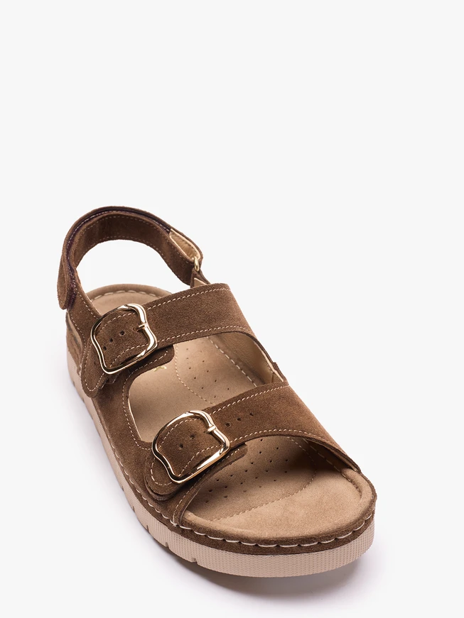 Braune Sandalen mit zwei Klettverschlussriemen