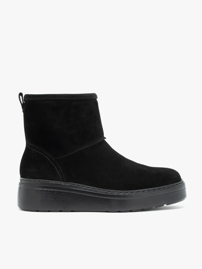 Schwarze Schneestiefel mit dickerem, mit Wolle isoliertem Boden