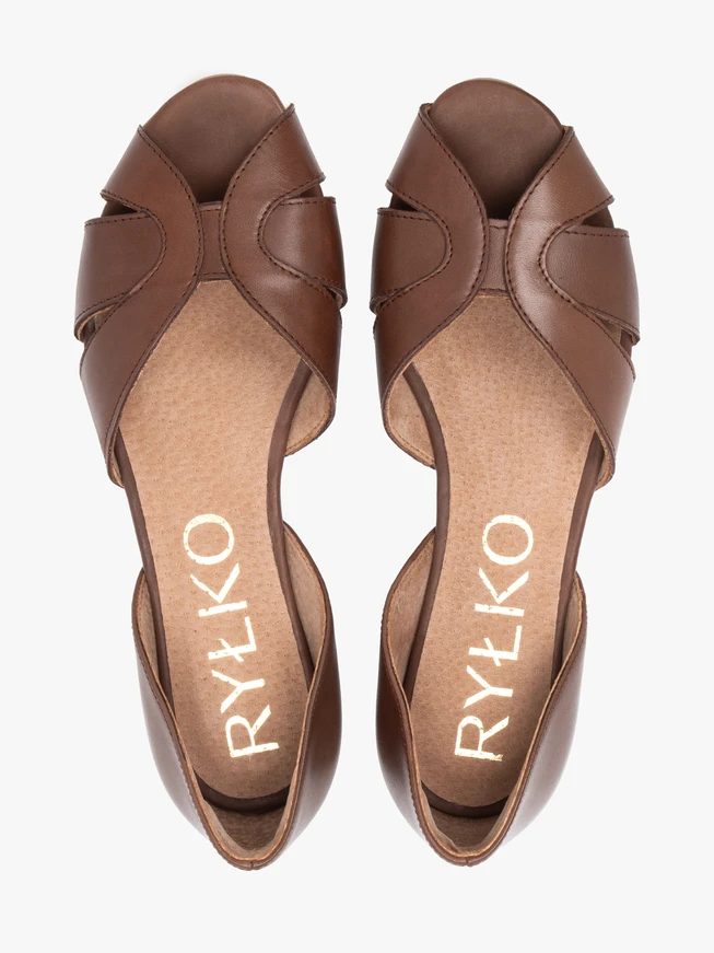 Braune zehenoffene Ballerinas