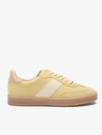 Leuchtend gelbe Sporthalbschuhe