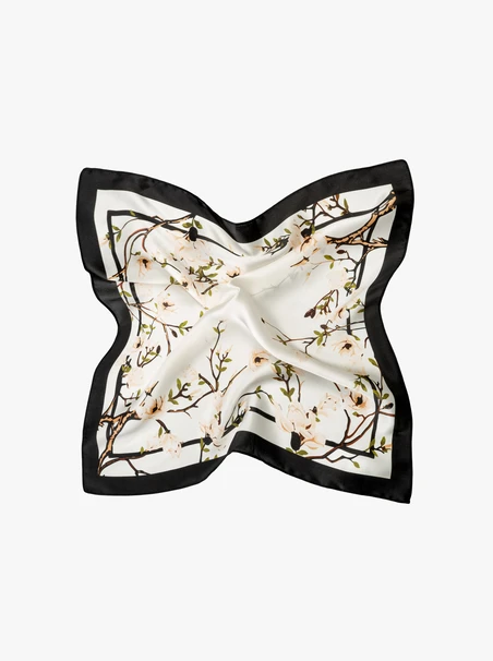 Biała apaszka w kwiaty magnolii 100% jedwab