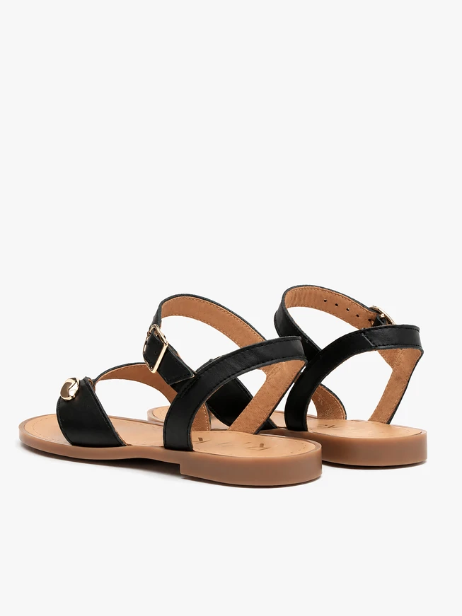 Schwarze Flip Flops mit Verzierung