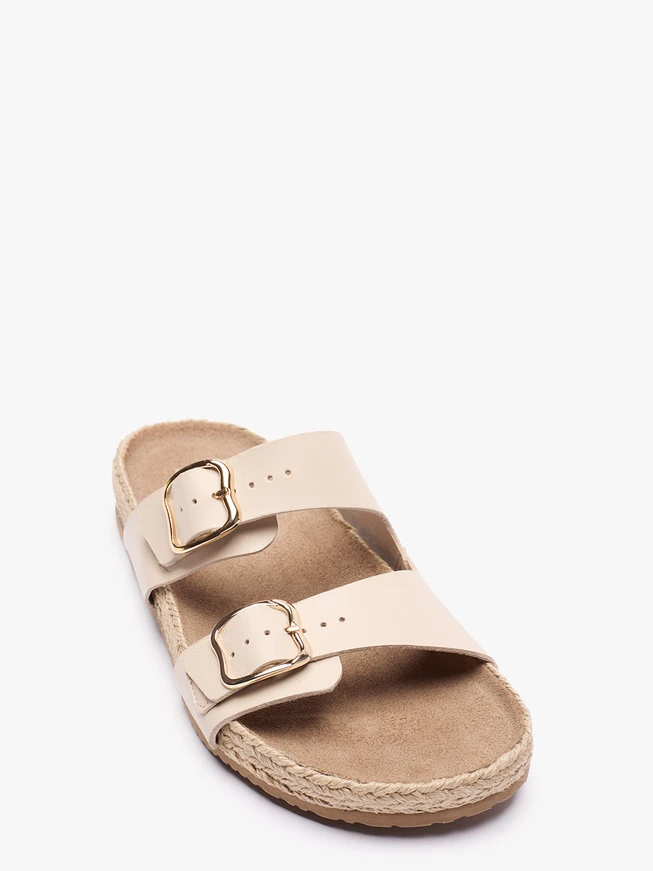 Beigefarbene Flip-Flops mit zwei Riemen