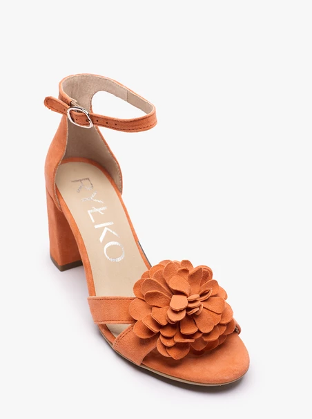 Orangefarbene Blumen-Sandalen mit Absatz