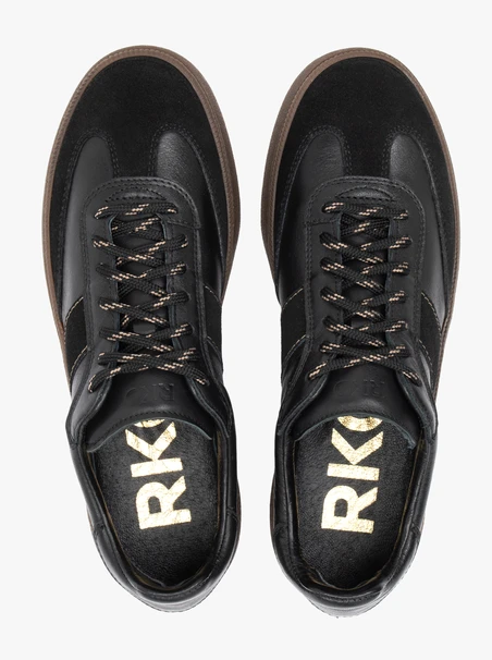 Schwarze sportliche Schnürhalbschuhe