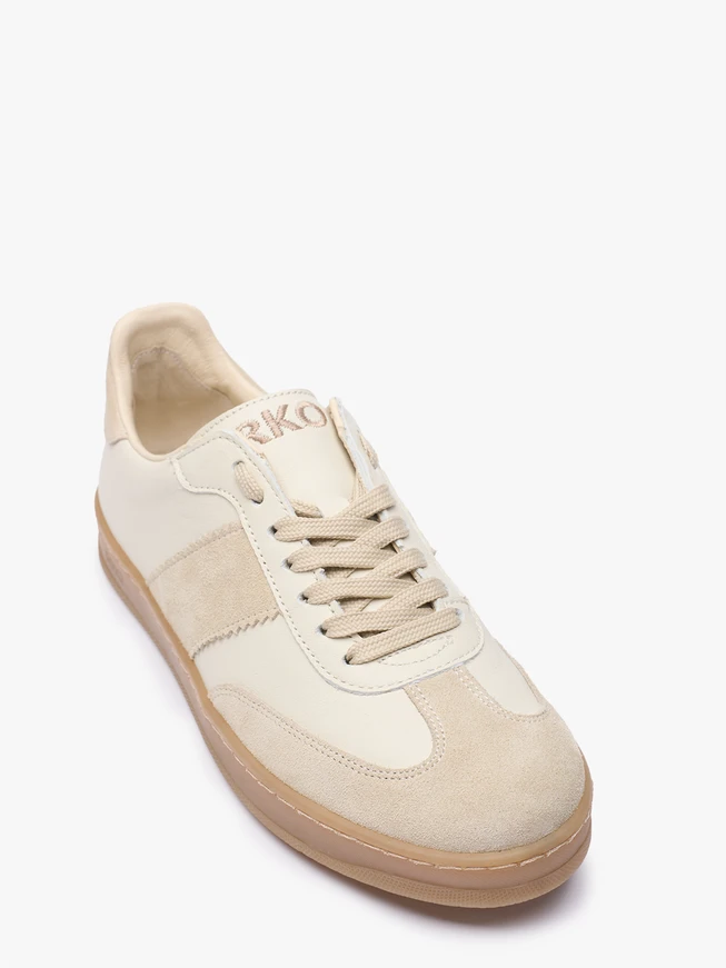 Cremefarbene Sporthalbschuhe zum Schnüren