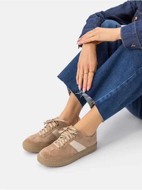 Piaskowe sneakersy z jasnym paskiem