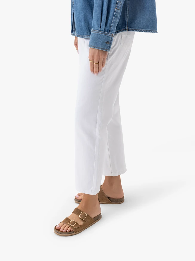 Beigefarbene Flip-Flops mit zwei Riemen