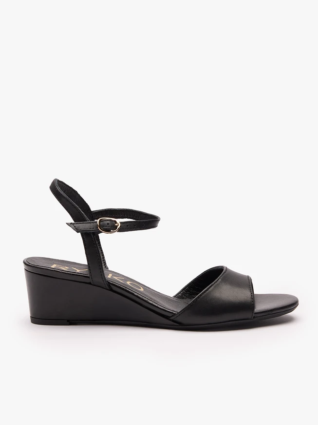 Schwarze Plateausandalen