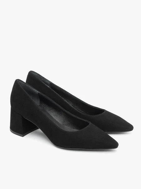 Black velour leather pumps on a block