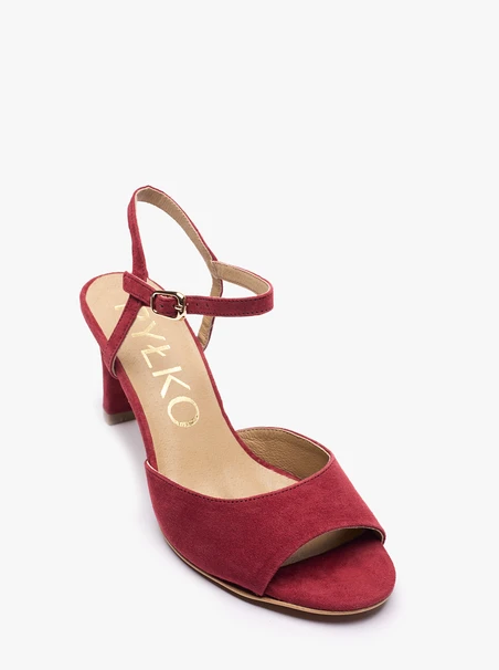 Kastanienbraune Sandalen mit Absatz