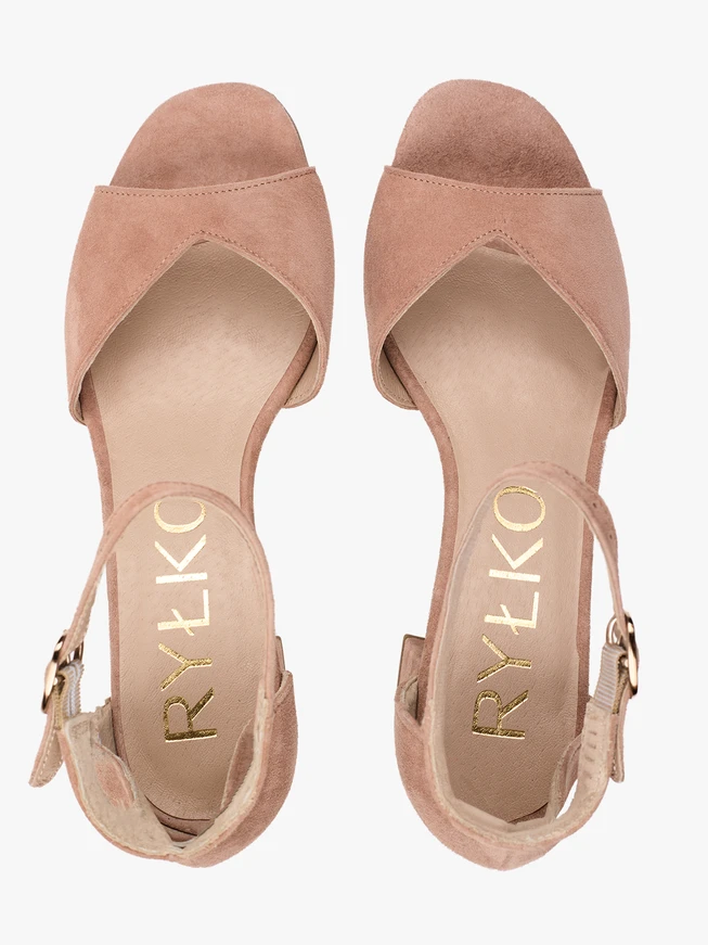 Dreckige rosa Stiletto-Sandalen