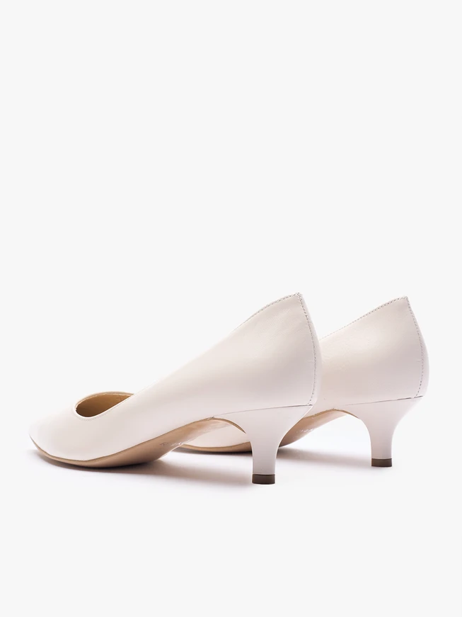 Cremefarbene Hochzeitspumps mit Kitten-Heels