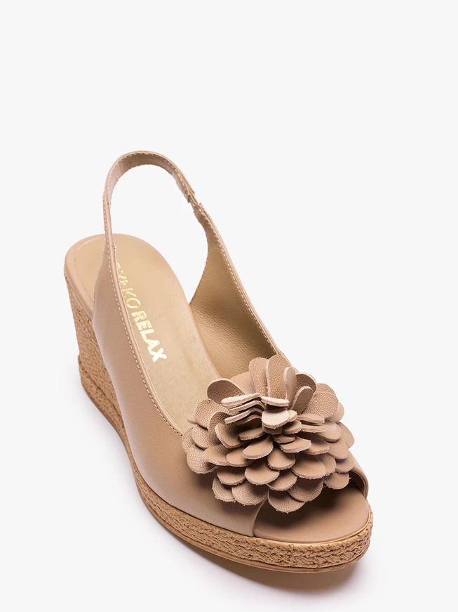 Beigefarbene Sandalen mit Blumenabsätzen