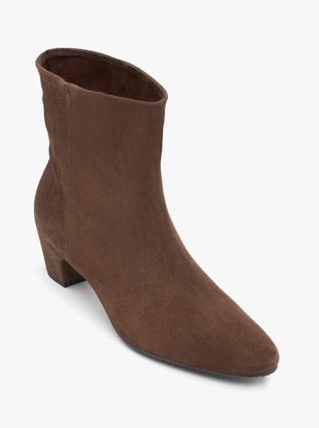 Braune Veloursstiefel mit niedrigen Absätzen