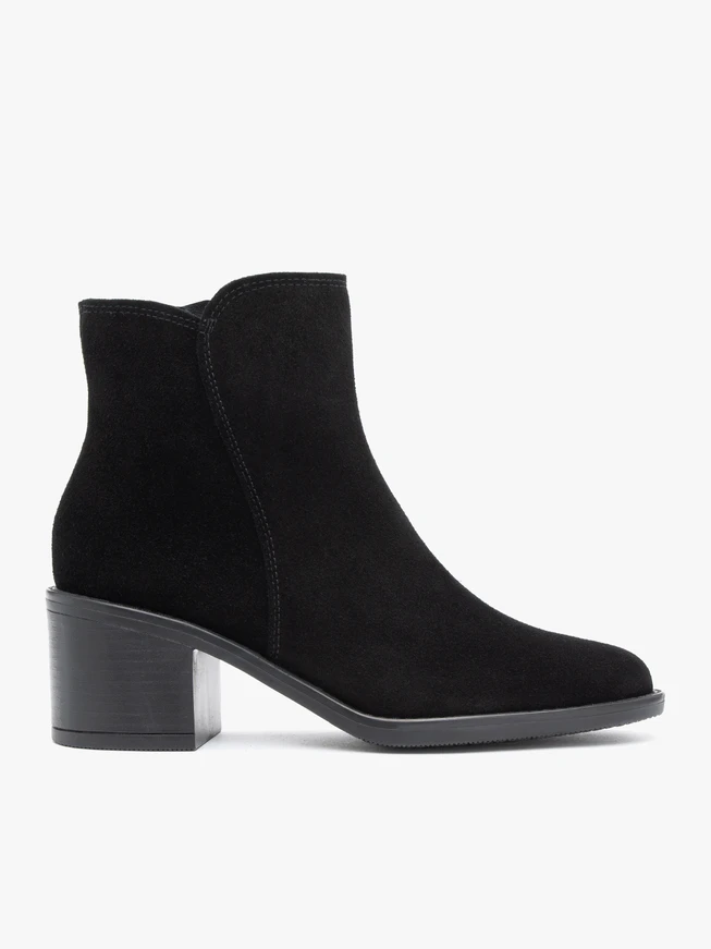 Schwarze Veloursstiefel