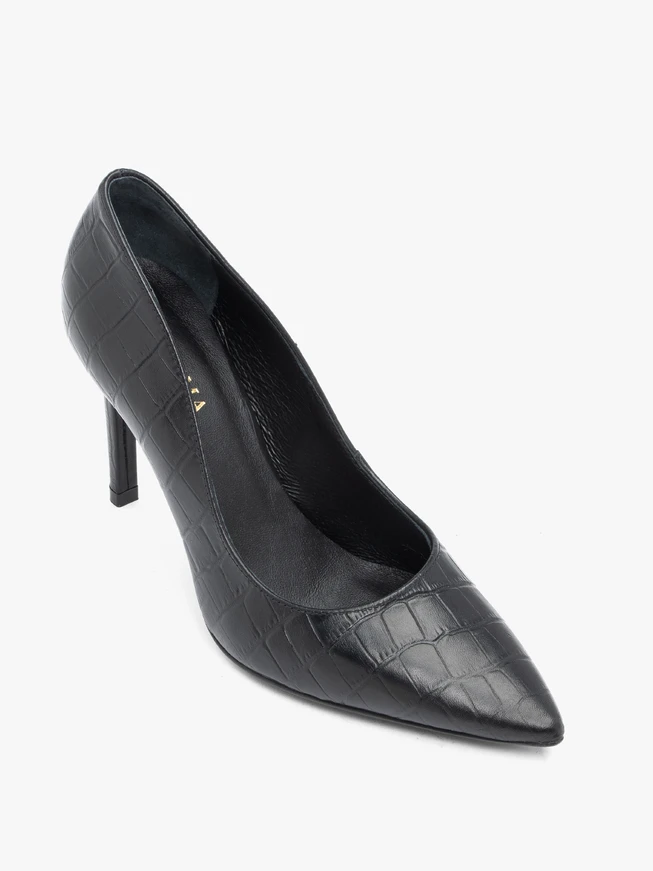 Black high heels with a crocodile print