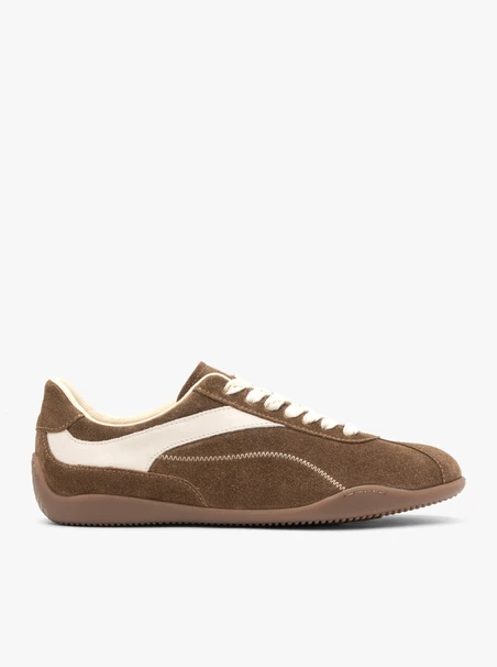 Dunkelbeige Sporthalbschuhe mit weißen Elementen