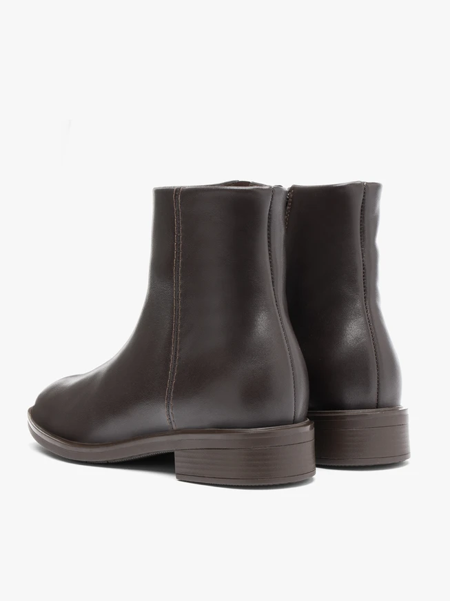 Dunkelbraune flache Stiefel