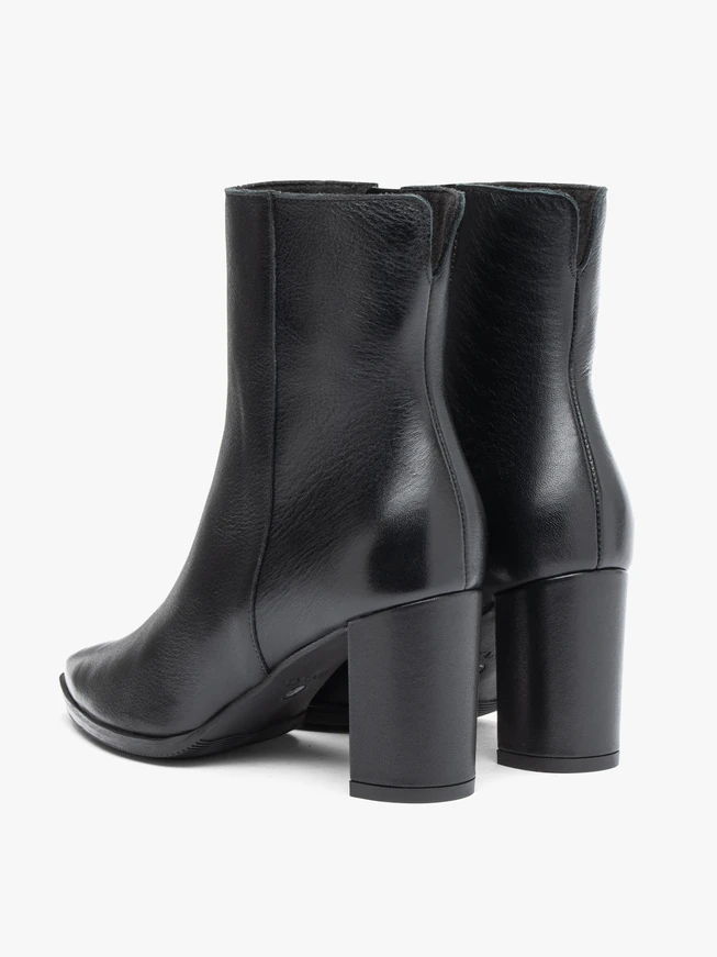 Schwarze höhere Stiefel