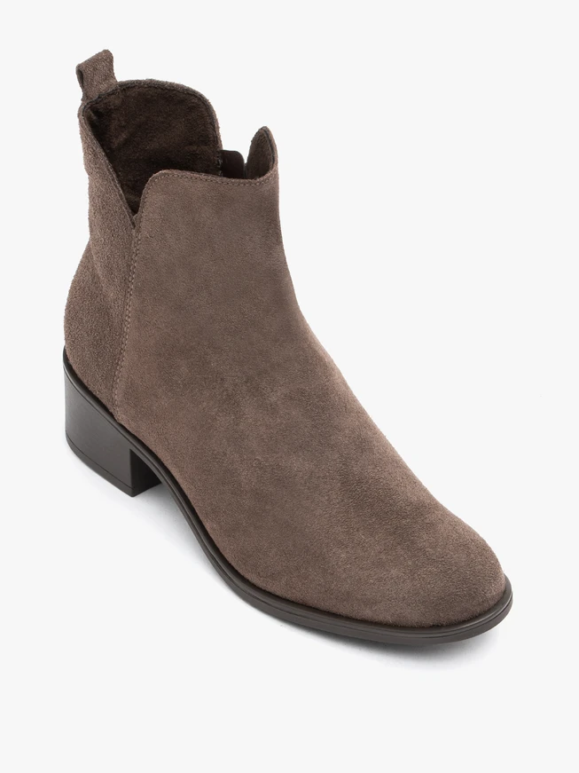 Hellbraune Velourstiefel