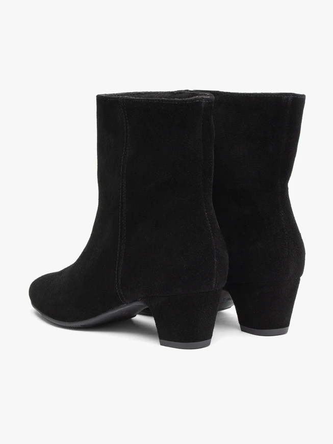 Schwarze Veloursstiefel mit niedrigen Absätzen